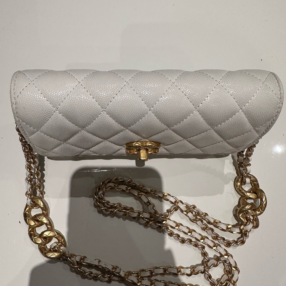 CHANEL White Quilted Clutch with Gold Chain - Picture 2 of 11